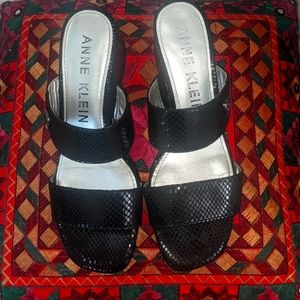 Anne Klein women sandals  black with Anne Klein logo on the side excellent condi